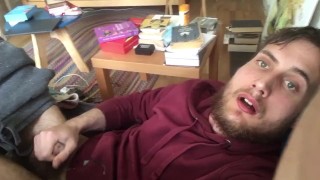 Kerl spritzt von seiner winzigen Klitoris