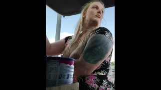 **Public** MILF aux gros seins clignotant les seins pendant le chargement des courses xxMissSwitchxx 