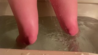 Je ne supporte pas la présence de ma soeur à proximité, alors je fais pipi dans le bain