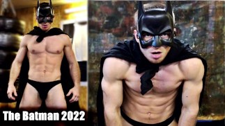 BATMAN russe sauve le monde des GAYS! Un super-héros musclé BAISE et vous HUMILIE verbalement!!