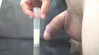 【前動画の続き】大量に発射した濃厚精子を垂らしてみるだけの動画です。