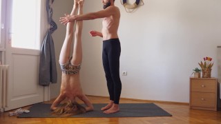 Exercice de yoga d’entraînement ensemble pour la première fois