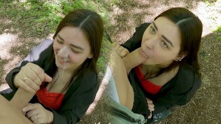 Belle fille fait une pipe rapide dans les bois - MarLyn Chenel