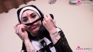 Geile getatoeëerde Italiaanse non Denise doet haar panty uit nadat ze geil wordt, de hele tijd t