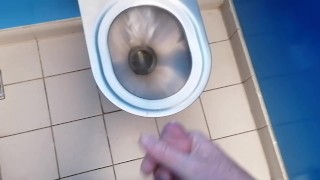 Éjaculation dans les toilettes publiques