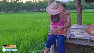 4K Thai Version Cut, les agriculteurs thaïlandais ont des relations sexuelles dans les champs verts et jouit sur son dos.