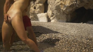 LITTÉRALEMENT LE SEXE SUR LA PLAGE! CUM SHOT SUR LES SEINS POUR FINIR!