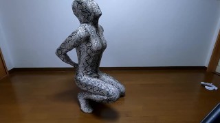 Trois couches de zentai, le zentai est douloureux