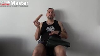 Schwager erwischt dich in der Umkleidekabine und weist dich an, Dildos zu deepthroaten VORSCHAU