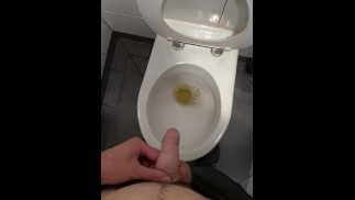 L’homme pisse dans les toilettes publiques POV | 4K