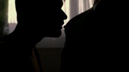 Sucer les mamelons érotiques et lécher les seins - Orgasme du corps tremblant