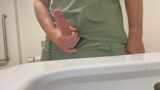 RN wordt opgeild op het werk en moet zijn pik aanraken in de wasruimte van het personeel van het ziekenhuis