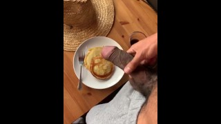 Éjacule sur les crêpes de mes amis, il filme