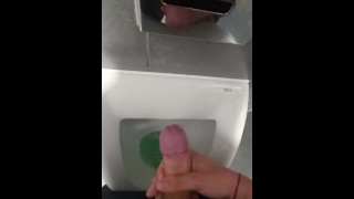 Branle toi dans les toilettes publiques. Quelqu’un m’a 😨💦 entendu