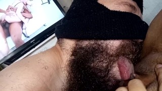 吮吸阴户，而荡妇在她的嘴里射精，在色情👅💦💦💦🥵中观看肛门 DP