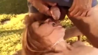 Trio anal pour cette femme échangiste en chaleur saisissant les moments