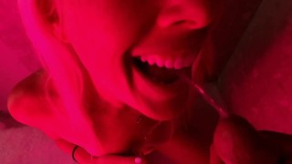 PISS - Sexy Blonde femme prend pisse dans sa bouche comme une bonne chienne