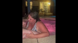 Au bord de la piscine, fumer du BJ tard dans la nuit. Deepthroat 9"Cock Facial.