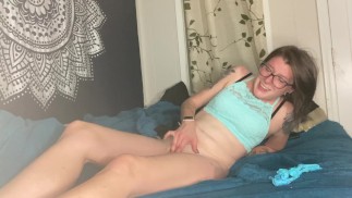 Masturbation jambes droites