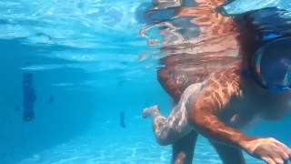 Plaisir d’après-midi dans la piscine