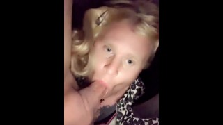 Sarah pipe dans la voiture 