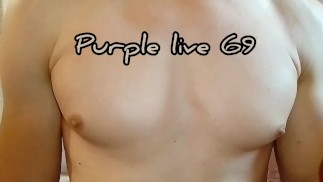 女性內褲的陷阱玩弄他的大雞巴。精子噴泉。人妖