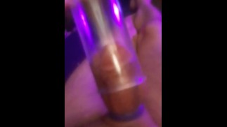 démonter ma bite huilée Baveuse de la pompe à pénis après la séance