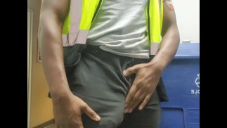 Au travail excitée avec un gros renflement