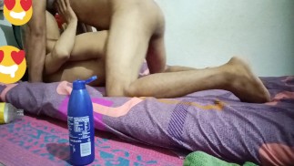 Seduzi meu amigo hetero pela primeira vez. Ele fez o meu buraco como qualquer coisa.