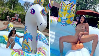 Vollbusige Heiße Brünette Harley Haze Masturbiert Auf Riesigem Einhorn-Float