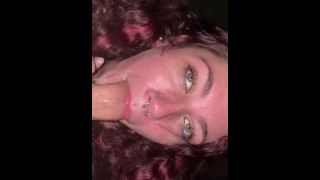 Sloppy Deepthroat Blowjob se termine avec moi remplissant sa gorge de sperme