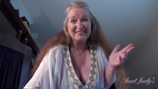 Aunt Judy's - Votre belle-mère GILF Busty Maggie de 61 ans vous donne une branlette (POV)