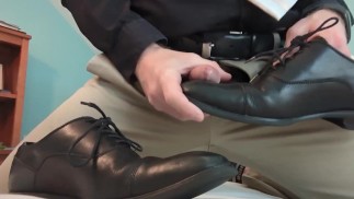 Pantalon khaki chaussure en cuir jouer éjaculation