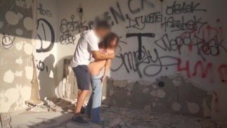 Rychlý sex v opuštěné budově, dokud nepřijde ochranka