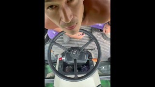 Zigarettenpause Schwanz necken auf Traktor 