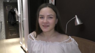 Après l’université, quand ses parents sont partis ! Jeune femme mignonne de 18 ans