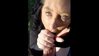 Żona dziwki sprawia, że tryska nad rzeką, zanim wysysa spermę z mojego kutasa