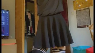 Femboy tančí a bliká vás s měkkým roztomilým nesestříhaným penisem
