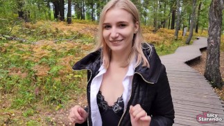 Marcher avec ma demi-soeur dans le parc forestier. Blog de sexe, vidéo en direct. -POV