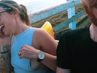 Rijden Rollercoaster Op Kermis Tepel Slip, per Ongeluk Openbare Flits. Tieten Tepel Slipje