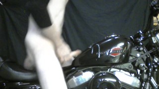 éjacule sur la harley