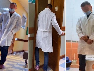 Mladý Lékař Byl Vzrušený Na Vyšetření a Prstoklad v Nemocniční Toaletě