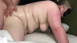 Bbw levrette. Sirènes Délice et Borr. Pov sexy, vue de côté. Bbw couple sexe. La milf Belly se branle.