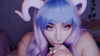 Mollige Succubus slordige keel dildo en neukt het 