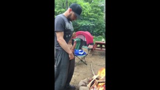 Un camping public en plein air masturbe ma grosse bite devant le feu avec éjaculation - FrankyJ