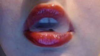 Fuma cigarrillo con humo de primer plano de labios rojos de puta