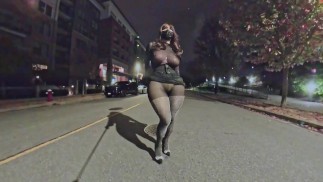 Crossdresser clignotant en public et pris par un gardien de sécurité