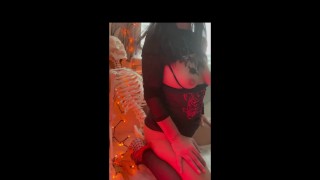 角質熟女はハロウィーンが大好きです彼女は大きな明確なディルドでスケルトンをファックし、猫を濡らします