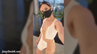 Jeny Smith essaie sa nouvelle combinaison. Clignotant en public