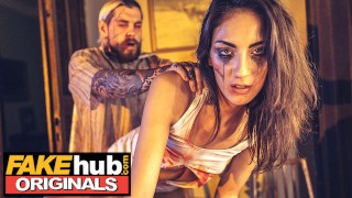 Fakehub Originals - Le faux film d’horreur tourne mal quand un vrai tueur entre dans le vestiaire de l’actrice star